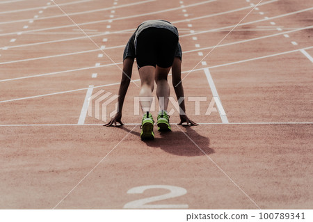 跑步者田徑比賽開始 100789341
