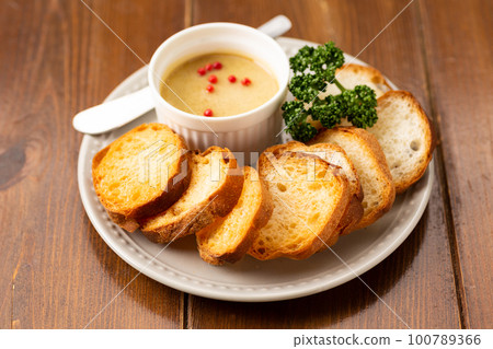 Bucket (Rusk) 100789366