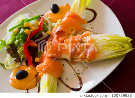 Endivia leaves with smoked salmon Endivia leaves with smoked salmon 100789928