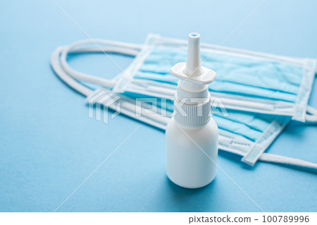 滴鼻劑和口罩 鼻炎和花粉症的影像資料 滴鼻劑和口罩 鼻炎和花粉症的影像資料 100789996