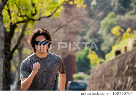 Man jogging Townscape 100790704