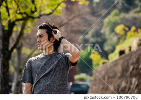 Man jogging Townscape 100790706