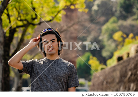 Man jogging Townscape 100790709