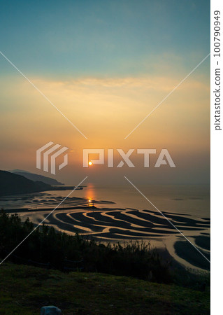 日落在御手洗海岸染上黃昏 日落在御手洗海岸染上黃昏 100790949