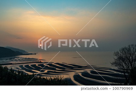 日落在御手洗海岸染上黃昏 日落在御手洗海岸染上黃昏 100790969