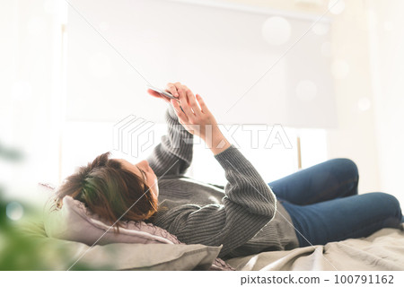 操作智能手機的婦女 100791162
