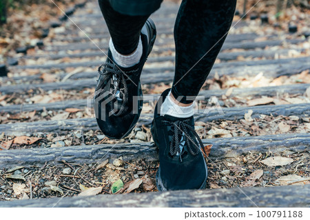 運動員跑樓梯腳 100791188