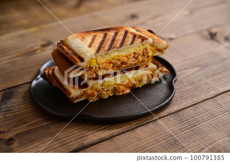 Chili oil tuna and cheese hot sandwich Chili oil tuna and cheese hot sandwich 100791385