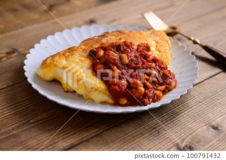 蛋奶酥配豆子和番茄醬 100791432