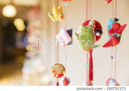 女兒節娃娃掛在過道上的 Hinamatsuri 形象 女兒節娃娃掛在過道上的 Hinamatsuri 形象 100791573