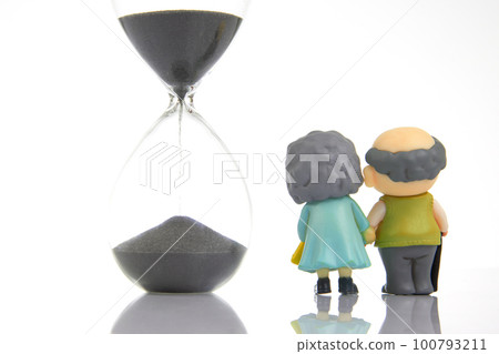 miniature people. figures for the concept. a couple of retired people walk together 100793211