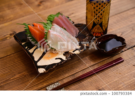 晚上喝生魚片 100793384