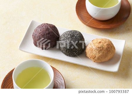 Bean paste, black sesame seeds, and soybean flour three rice balls 100793387