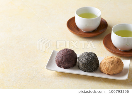 Bean paste, black sesame seeds, and soybean flour three rice balls 100793396