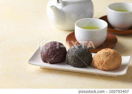 Bean paste, black sesame seeds, and soybean flour three rice balls 100793407