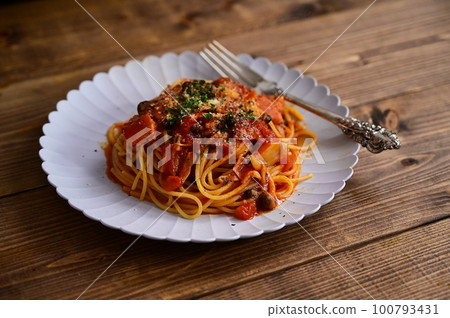 rich tomato sauce spaghetti rich tomato sauce spaghetti 100793431
