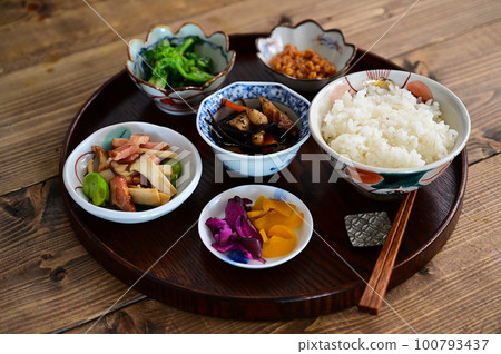 Boiled hijiki and small plate 100793437