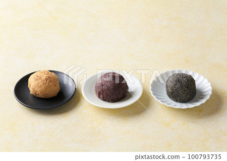 Bean paste, black sesame seeds, and soybean flour three rice balls 100793735