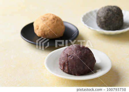 Bean paste, black sesame seeds, and soybean flour three rice balls Bean paste, black sesame seeds, and soybean flour three rice balls 100793738