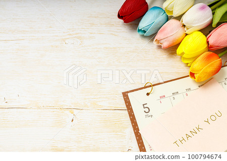 鬱金香和五月日曆和卡片 100794674