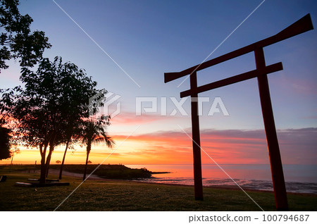 布魯姆海灘上的鳥居門和美麗的天空 布魯姆海灘上的鳥居門和美麗的天空 100794687