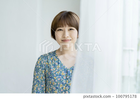 Portrait of a young woman smiling looking at the camera 100795178