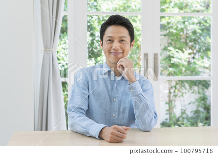 看照相機的中間人 看照相機的中間人 100795718