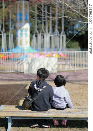 兄妹倆在公園的長椅上玩耍 兄妹倆在公園的長椅上玩耍 100796367