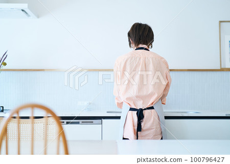 一個女人在廚房洗碗的後視圖 一個女人在廚房洗碗的後視圖 100796427
