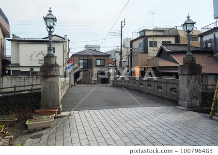 栃木縣栃木縣栃木市宇妻川上的一座橋 100796483