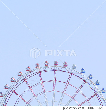 Ferris wheel and blue sky 100798423