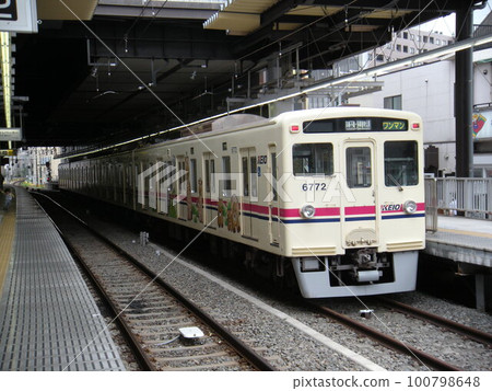 停在高畑不動站的京王 6000 系列列車 100798648