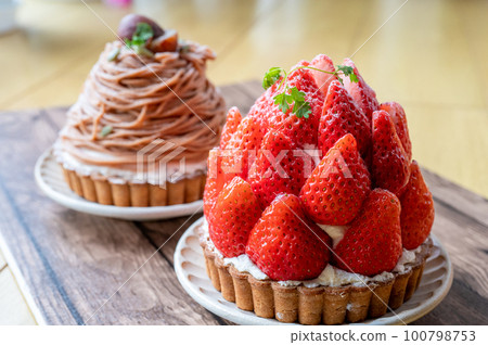 Large strawberry tart and Montblanc tart 100798753