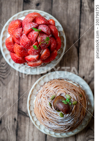 Large strawberry tart and Montblanc tart 100798755
