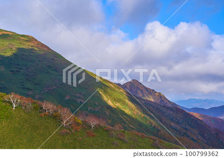 秋季橫跨新潟縣和群馬縣的平城山南部山脊向東眺望（惠比壽大黑之冠等） 100799362