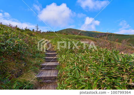 秋季從群馬縣平城山房屋附近眺望北側山脊的景色（平城山方向） 100799364