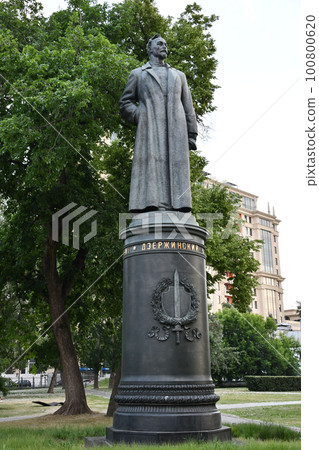Vertical shot of the large bronze statue of Lenin in the Muzeon Park of Arts in Moscow, Russia 100800620
