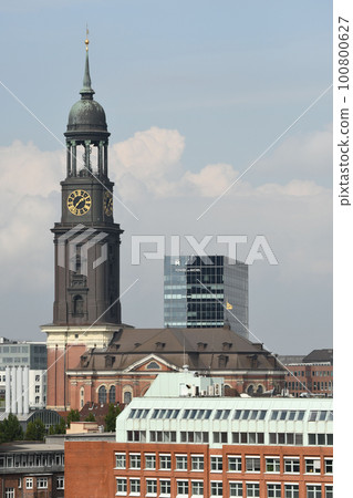 Vertical view of St. Michael's Church bell tower under the blue sky in Hamburg, Germany 100800627