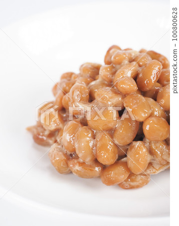 Natto put in a small dish 100800628