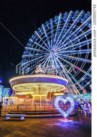 Amusement park at night with shining illuminations 100800748