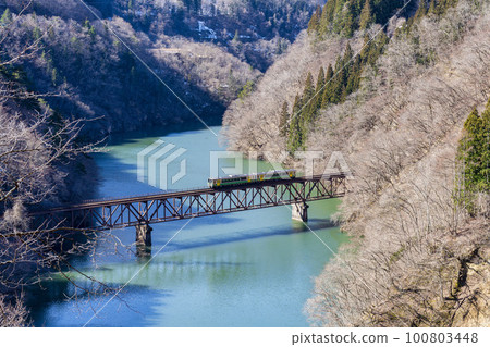 福島縣三島町早春穿過3號只見川大橋的只見線列車 福島縣三島町早春穿過3號只見川大橋的只見線列車 100803448