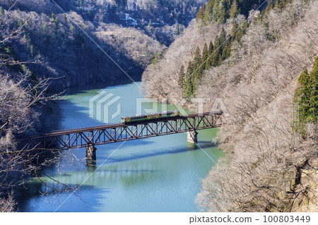 福島縣三島町早春穿過3號只見川大橋的只見線列車 福島縣三島町早春穿過3號只見川大橋的只見線列車 100803449