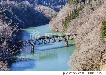 福島縣三島町早春穿過3號只見川大橋的只見線列車 福島縣三島町早春穿過3號只見川大橋的只見線列車 100803450