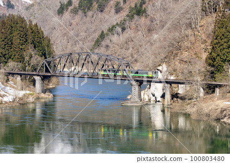 Scenery of the Tadami Line Train crossing the No. 4 Tadami River Bridge Kanayama Town, Fukushima Prefecture Scenery of the Tadami Line Train crossing the No. 4 Tadami River Bridge Kanayama Town, Fukushima Prefecture 100803480