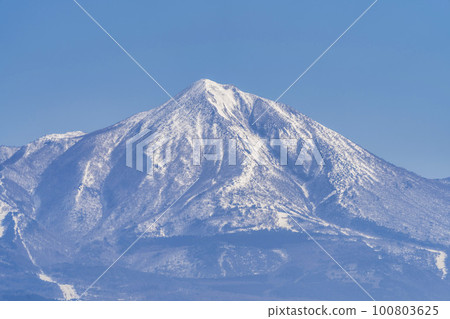 Mt. Bandai in early spring at the foot of the mountain, Aizumisato Town, Fukushima Prefecture 100803625