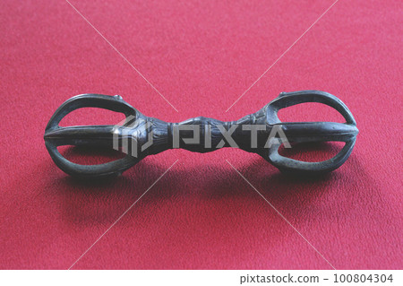 古代佛教密教使用的金剛杵(五爪杵)。 古代佛教密教使用的金剛杵(五爪杵)。 100804304