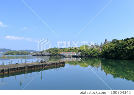 荷蘭風格的建築景觀排列在一個安靜的人工湖上 100804343