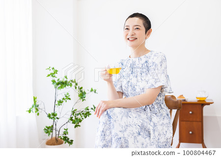 一個女人喝茶 100804467