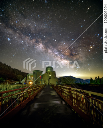 Spring Milky Way at Hoshinomura Observatory, Tamura City, Fukushima Prefecture 100806994