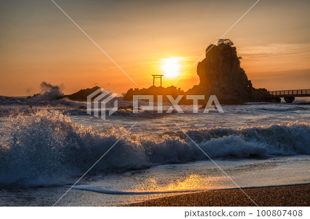 Morning on Benten Island on Hatachi Beach, Iwaki City, Fukushima Prefecture Morning on Benten Island on Hatachi Beach, Iwaki City, Fukushima Prefecture 100807408